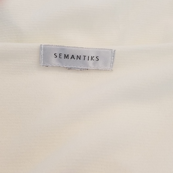 Simple yet classy white sleeveless blouse - Picture 4 of 4